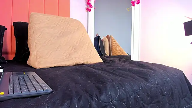 rose thompson19 online show from June 18, 7:18 pm