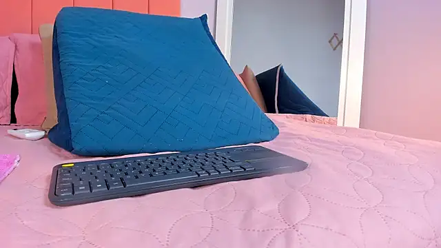 rose thompson19 online show from July 30, 7:35 pm