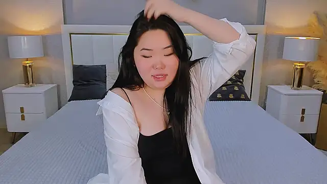 YUMI G online show from February 12, 8:59 pm