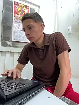 Snapshot of santiObrero chatting on February 18, 4:25 pm santiObrero online show from February 18, 4:25 pm