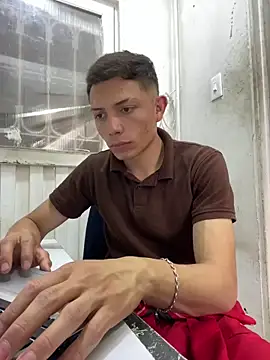 Snapshot of santiObrero chatting on March 3, 8:04 pm santiObrero online show from March 3, 8:04 pm