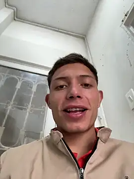 Snapshot of santiObrero chatting on June 5, 3:07 pm santiObrero online show from June 5, 3:07 pm