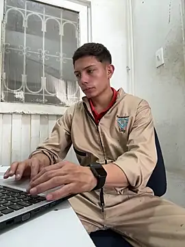 Snapshot of santiObrero chatting on June 6, 3:06 pm santiObrero online show from June 6, 3:06 pm