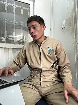 Snapshot of santiObrero chatting on July 18, 4:11 pm santiObrero online show from July 18, 4:11 pm