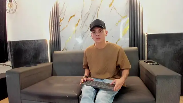 Snapshot of Angel_Villareal chatting on February 5, 5:01 am Angel Villareal online show from February 5, 5:01 am