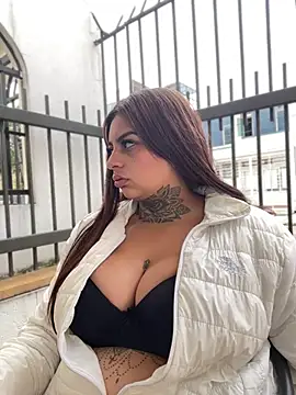 Snapshot of EmilyMoore_Pink chatting on February 6, 7:50 pm EmilyMoore Pink online show from February 6, 7:50 pm