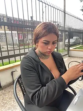 Snapshot of EmilyMoore_Pink chatting on February 7, 8:23 pm EmilyMoore Pink online show from February 7, 8:23 pm