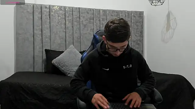 Calvin Hunter online show from April 9, 2:00 am