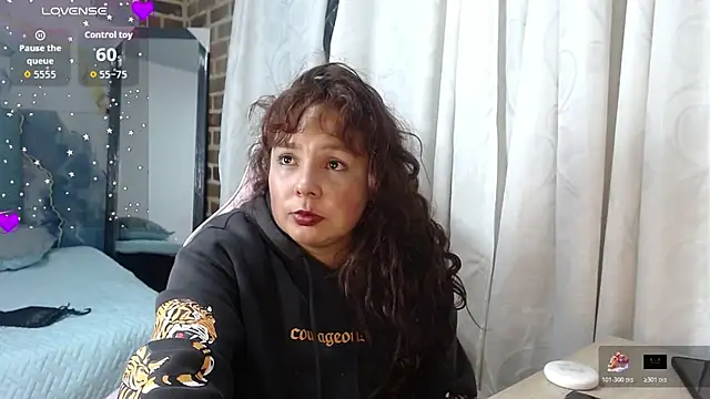 Snapshot of HannaRose- chatting on February 10, 3:43 am HannaRose- online show from February 10, 3:43 am