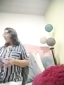 Snapshot of RosseLaure chatting on February 3, 1:37 am RosseLaure online show from February 3, 1:37 am