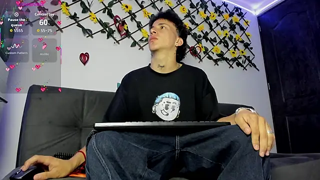 Snapshot of Maxxx_bigcockx chatting on February 4, 2:17 am Maxxx bigcockx online show from February 4, 2:17 am