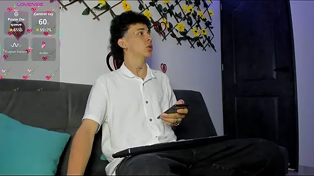 Snapshot of Maxxx_bigcockx chatting on February 6, 3:11 am Maxxx bigcockx online show from February 6, 3:11 am