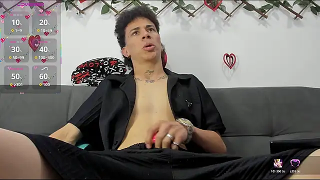 Snapshot of Maxxx_bigcockx chatting on February 7, 3:32 am Maxxx bigcockx online show from February 7, 3:32 am