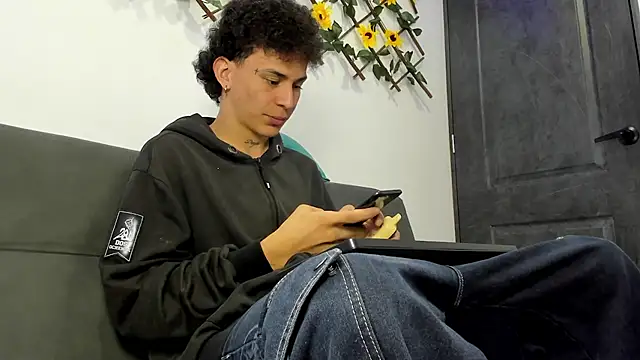 Snapshot of Maxxx_bigcockx chatting on February 22, 2:24 am Maxxx bigcockx online show from February 22, 2:24 am