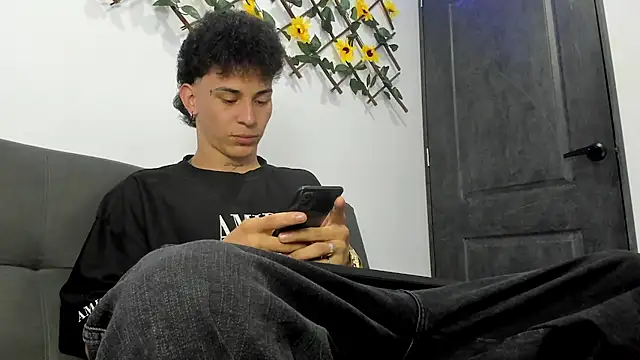 Snapshot of Maxxx_bigcockx chatting on February 28, 12:22 am Maxxx bigcockx online show from February 28, 12:22 am