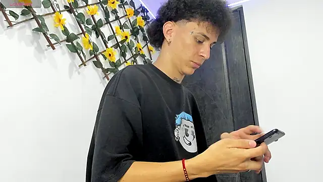 Snapshot of Maxxx_bigcockx chatting on March 4, 3:23 am Maxxx bigcockx online show from March 4, 3:23 am