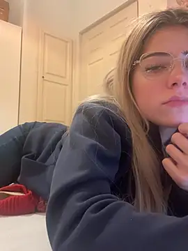 Snapshot of MelliMoon chatting on February 19, 9:00 pm MelliMoon online show from February 19, 9:00 pm