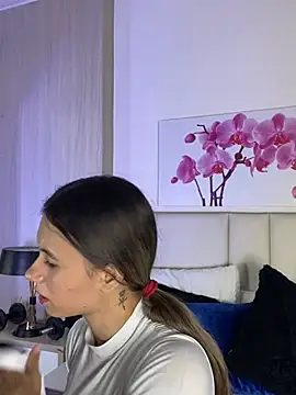 JuliaColemann online show from July 14, 12:00 pm