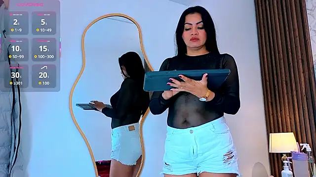 Snapshot of naomy_smithxx chatting on February 10, 11:14 am naomy smithxx online show from February 10, 11:14 am