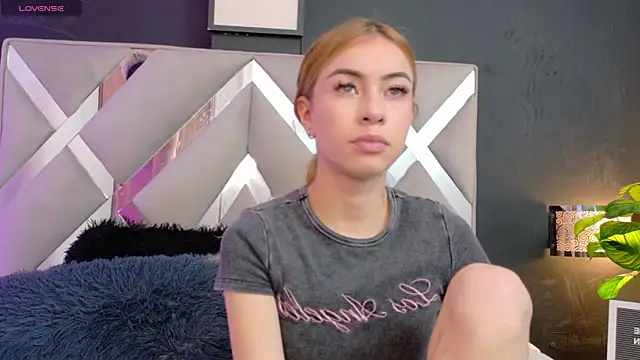 Snapshot of Evie_demn chatting on July 21, 8:11 pm Evie demn online show from July 21, 8:11 pm