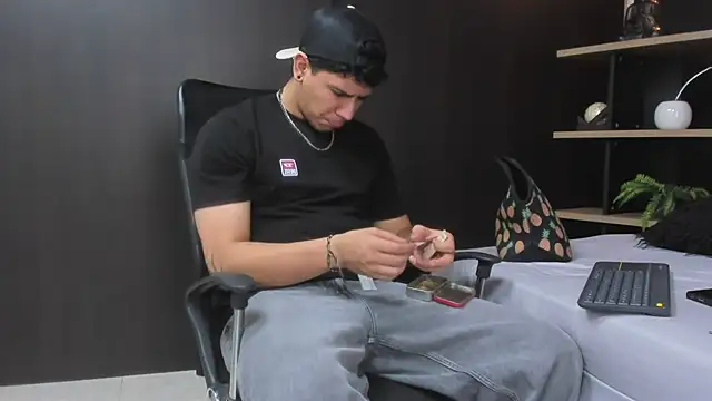 Snapshot of Tobias_Vega chatting on February 24, 5:55 pm Tobias Vega online show from February 24, 5:55 pm