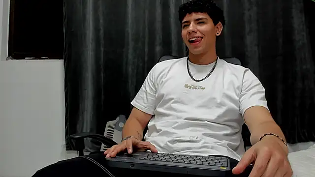 Snapshot of Tobias_Vega chatting on March 1, 9:22 am Tobias Vega online show from March 1, 9:22 am