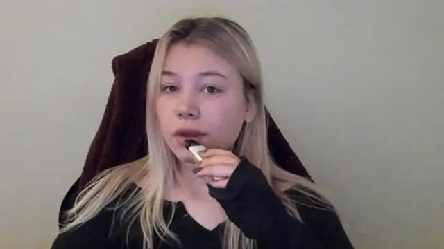 Snapshot of Lulu_Di chatting on February 12, 11:22 pm Lulu Di online show from February 12, 11:22 pm