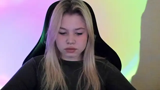 Snapshot of Lulu_Di chatting on February 22, 2:13 am Lulu Di online show from February 22, 2:13 am