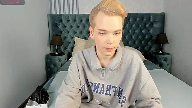 Snapshot of Je_Salvatore chatting on February 7, 7:23 am Je Salvatore online show from February 7, 7:23 am