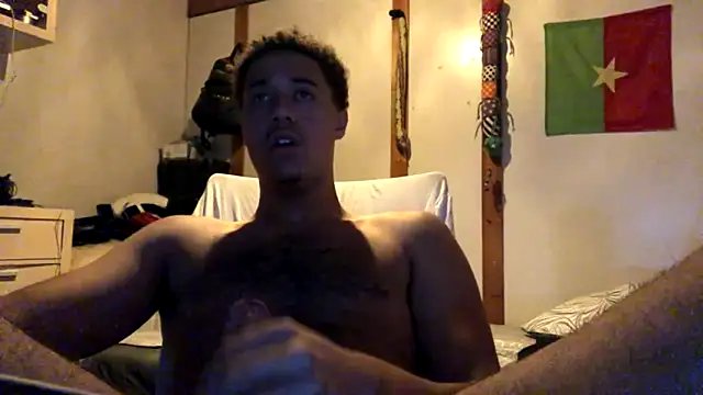 Snapshot of MaxIsNicee chatting on February 13, 1:45 am MaxIsNicee online show from February 13, 1:45 am