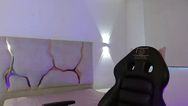 TINY TAY online show from March 4, 11:49 am