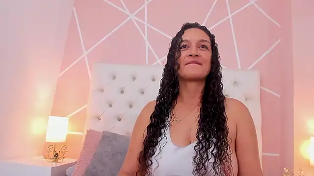 Snapshot of Rosalinda_77 chatting on February 12, 12:11 pm Rosalinda 77 online show from February 12, 12:11 pm