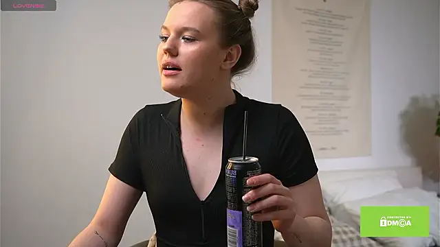 Snapshot of Agatha_Gris chatting on February 1, 9:35 pm Agatha Gris online show from February 1, 9:35 pm