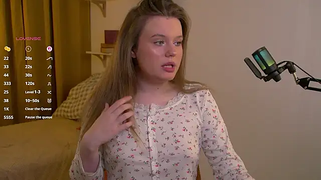 Snapshot of Agatha_Gris chatting on February 17, 11:11 pm Agatha Gris online show from February 17, 11:11 pm