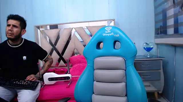 Snapshot of allison_max_tattoo chatting on February 8, 2:15 am allison max tattoo online show from February 8, 2:15 am