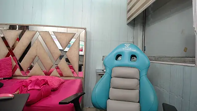 Snapshot of allison_max_tattoo chatting on February 22, 1:07 am allison max tattoo online show from February 22, 1:07 am