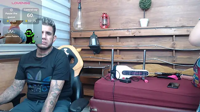 Snapshot of allison_max_tattoo chatting on February 25, 1:15 am allison max tattoo online show from February 25, 1:15 am