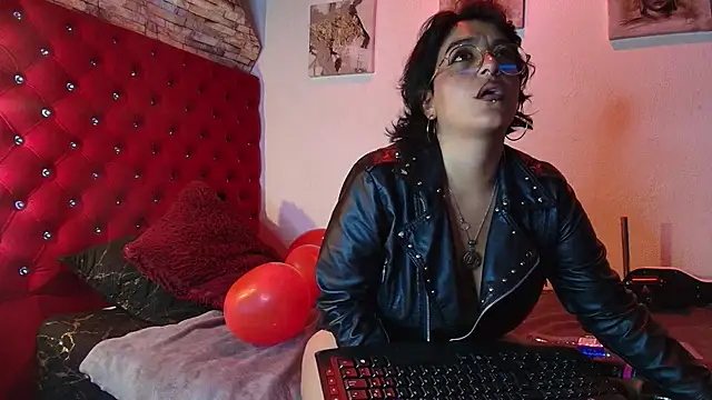 Snapshot of LillithSinclair_nom chatting on February 24, 4:21 am LillithSinclair nom online show from February 24, 4:21 am