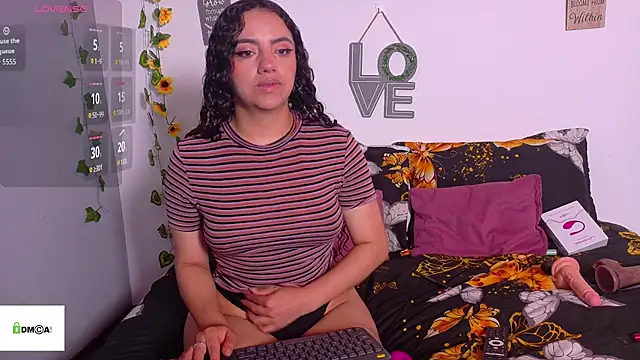 Snapshot of emiily_curly chatting on June 19, 12:20 pm emiily curly online show from June 19, 12:20 pm