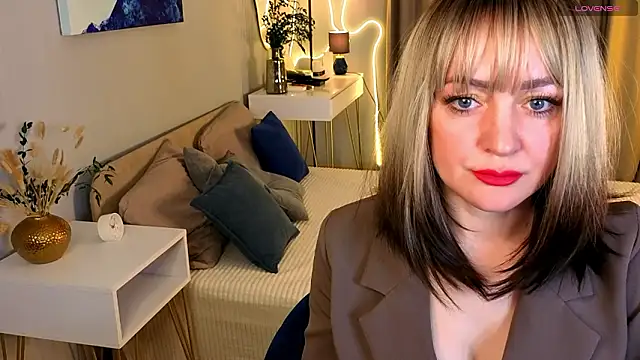 Snapshot of Oliiviaa_ chatting on February 24, 8:12 am Oliiviaa online show from February 24, 8:12 am