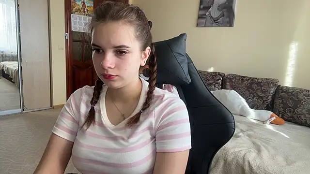 Snapshot of SoftIris_ chatting on February 3, 11:59 am SoftIris online show from February 3, 11:59 am