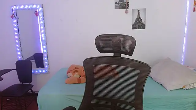 Snapshot of Lolitaa__VIP chatting on February 6, 7:17 pm Lolitaa VIP online show from February 6, 7:17 pm