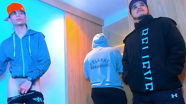 Snapshot of TheBatMansion chatting on February 15, 5:59 am TheBatMansion online show from February 15, 5:59 am