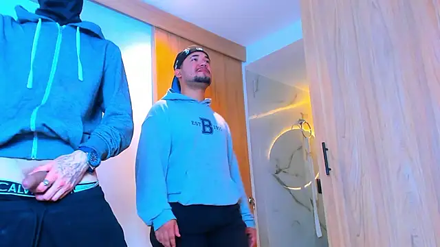 Snapshot of TheBatMansion chatting on February 15, 7:51 am TheBatMansion online show from February 15, 7:51 am