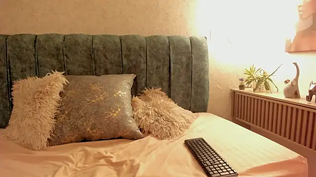 Aleera Walton online show from March 23, 8:24 pm