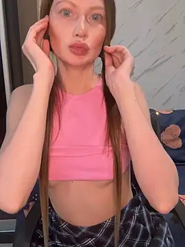 Snapshot of AliceeXHottie chatting on February 3, 5:29 pm AliceeXHottie online show from February 3, 5:29 pm