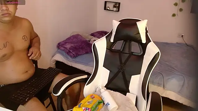 Snapshot of Couple_fantasy30 chatting on February 15, 5:04 am Couple fantasy30 online show from February 15, 5:04 am