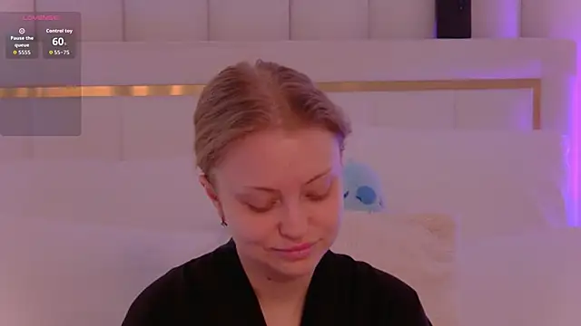 Snapshot of MollyHilton chatting on February 17, 6:03 pm MollyHilton online show from February 17, 6:03 pm