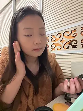 BIGBABYYEYE online show from March 6, 1:51 pm