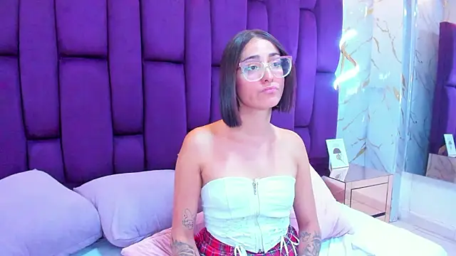 Snapshot of crystalstonee chatting on March 11, 12:38 am crystalstonee online show from March 11, 12:38 am